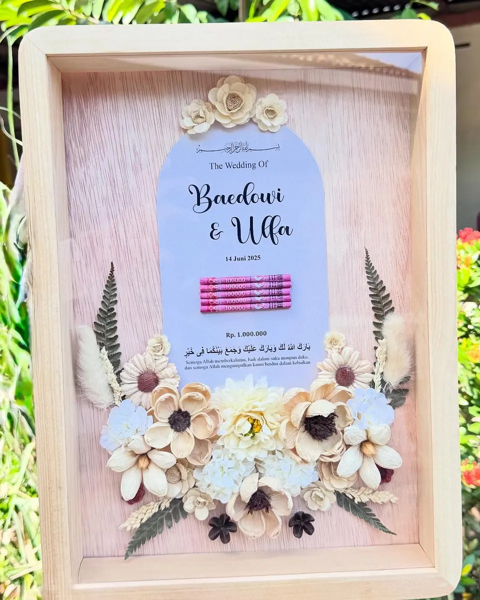 Mahar uang dalam bingkai kayu natural dengan bunga kering ivory dan kartu nama pengantin