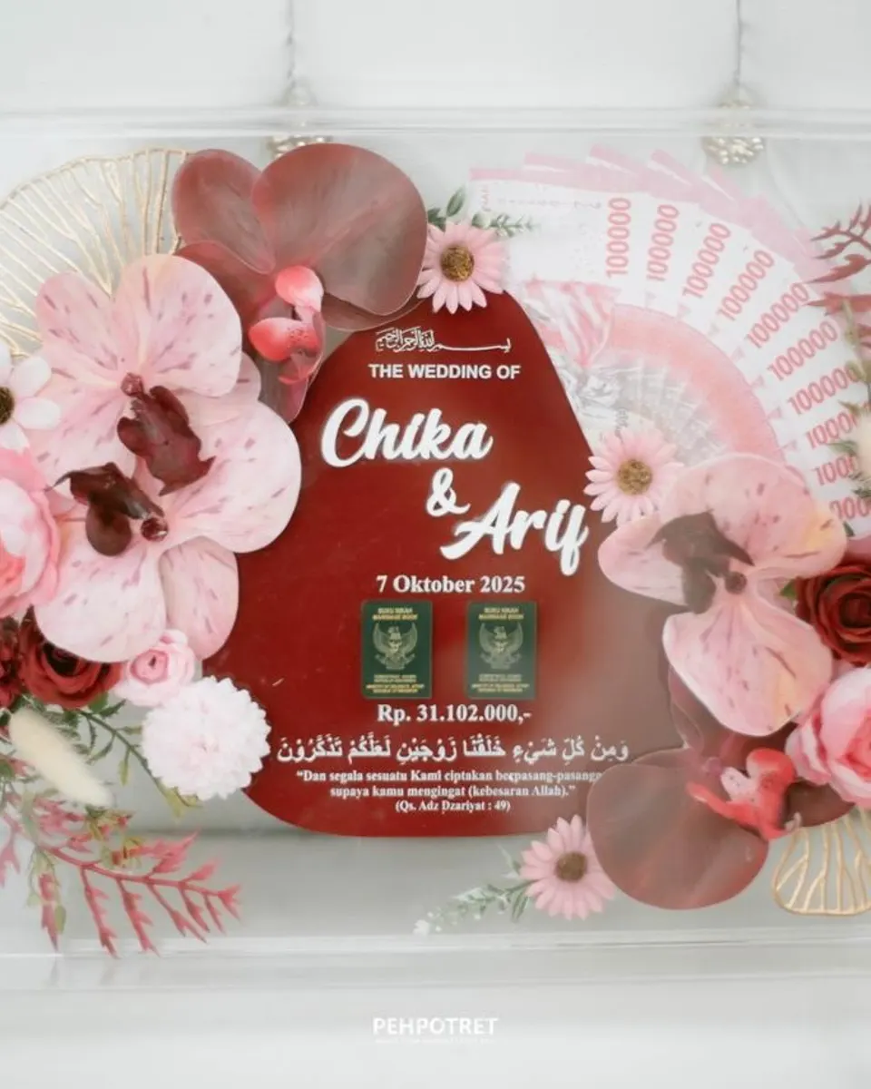Mahar uang dalam bingkai akrilik dengan anggrek pink-merah dan kartu nama pengantin warna marun